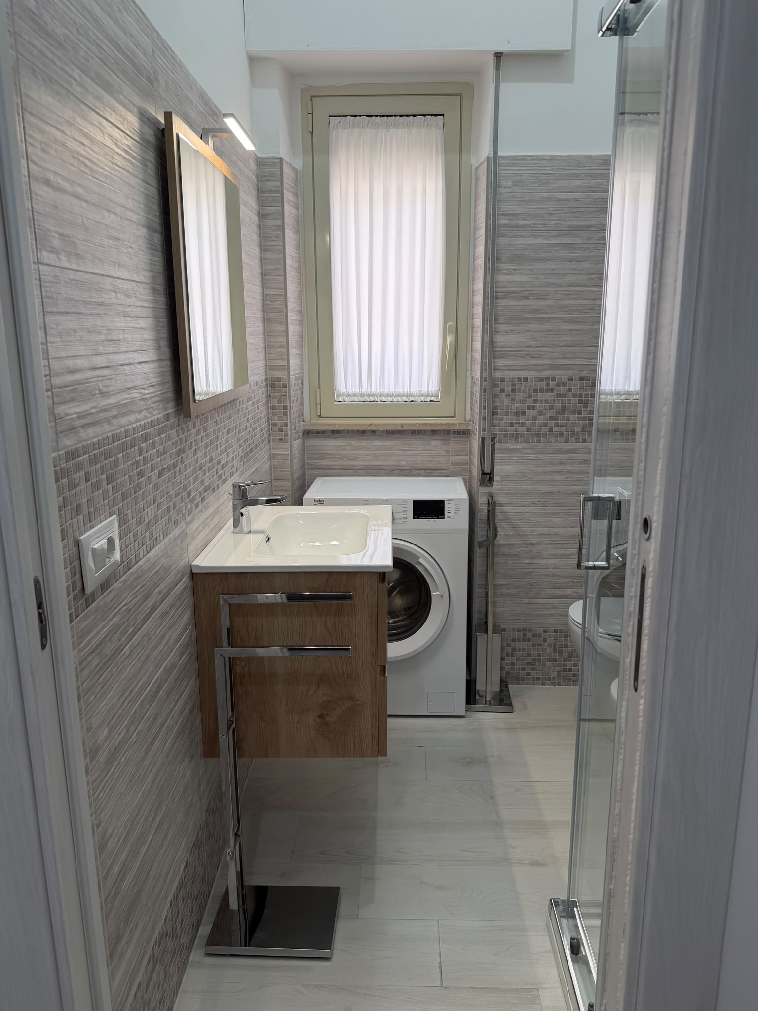 Bagno con lavatrice dell’appartamento Corallo