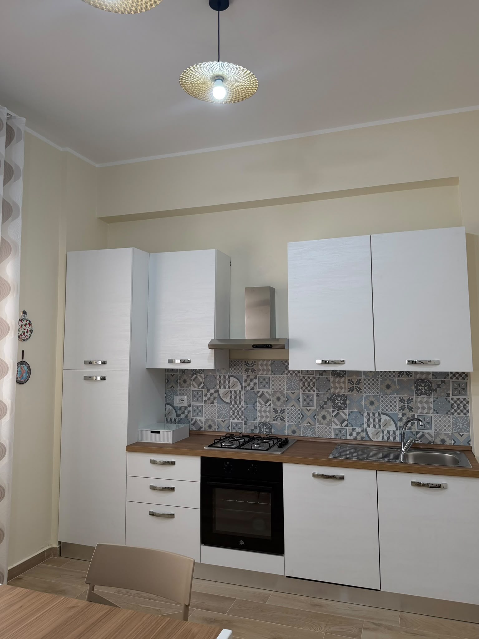 Dettaglio della cucina attrezzata dell’appartamento Corallo