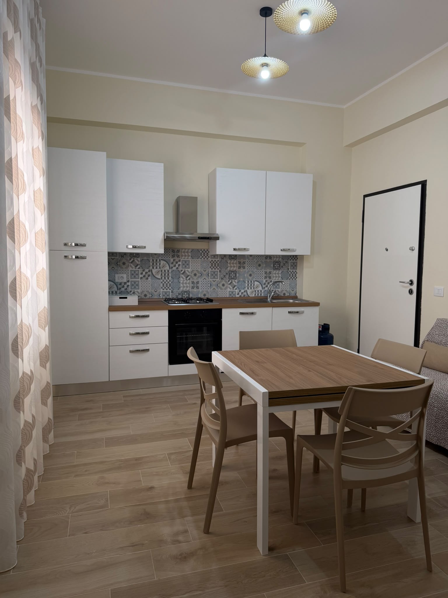 Cucina e tavolo da pranzo dell’appartamento Corallo